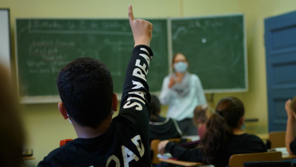DECIS: De luni elevii se vor întoarce la lecții cu prezența fizică